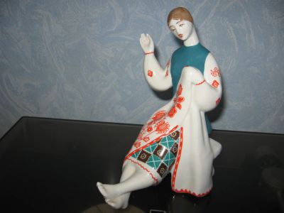 Лот: 15937661. Фото: 1. Статуэтка Вышивальщица Киев Девушка... Фарфор, керамика