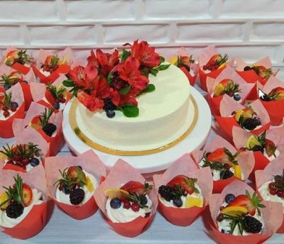 Лот: 10019256. Фото: 1. Муссовый торт с капкейками. Мега... Торты, пирожные