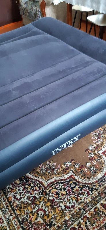 Лот: 16360053. Фото: 1. Надувная кровать Intex 152х203х42... Спальные мешки, надувные кровати, коврики туристические
