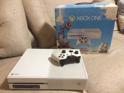 Лот: 7104727. Фото: 1. Xbox One WHITE + Геймпад с Аккумом... Игровые приставки, консоли