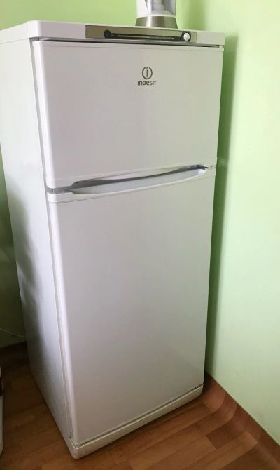 Лот: 13999440. Фото: 1. Холодильник Indesit. Холодильники, морозильные камеры