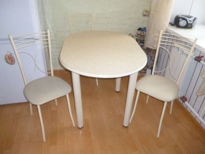 Лот: 5394509. Фото: 1. Кухонный стол и 4 стула. Другое (кухонная мебель)