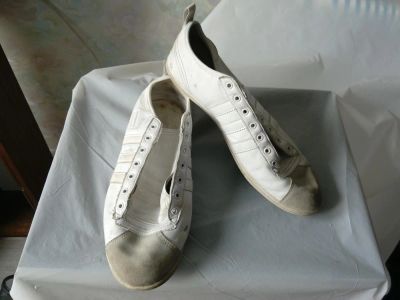 Лот: 6114247. Фото: 1. Кроссовки Adidas кожаные. Кеды, кроссовки, слипоны