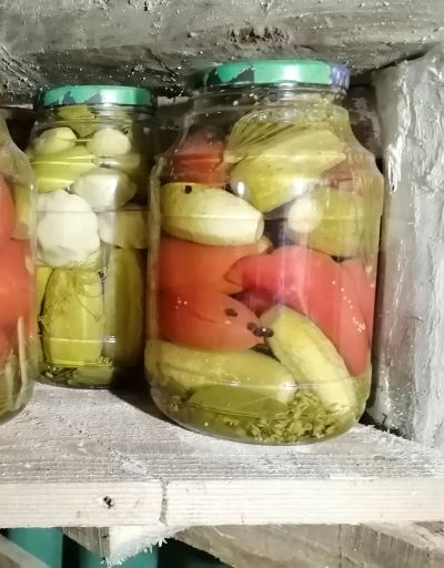 Лот: 15111354. Фото: 1. Маринованное ассорти :огурцы... Домашние заготовки