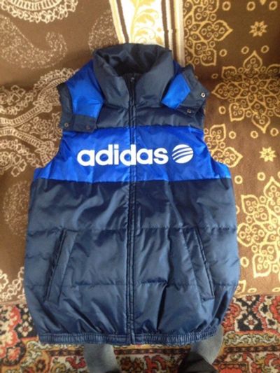 Лот: 12536664. Фото: 1. Безрукавка adidas состояние новой... Верхняя одежда