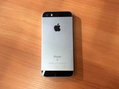 Лот: 12954134. Фото: 1. iPhone SE. Смартфоны