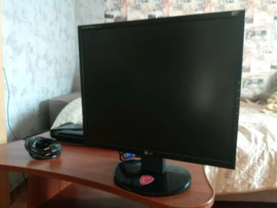 Лот: 14528073. Фото: 1. Монитор LG l1953s. ЖК-мониторы