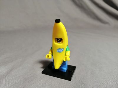 Лот: 13347926. Фото: 1. Lego мини-фигурка 16 серия Человек-банан. Конструкторы