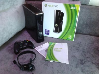 Лот: 3671758. Фото: 1. Xbox360 Slim 250GB + 2 диска... Игровые приставки, консоли