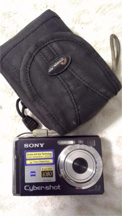 Лот: 6727534. Фото: 1. Бюджетный фотоаппарат sony cyber... Цифровые компактные