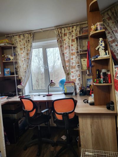 Лот: 25360051. Фото: 1. Стол письменный встроенный к окну... Компьютерные и письменные столы