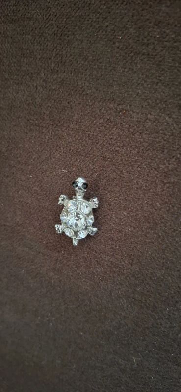 Лот: 25359891. Фото: 1. Брошь Черепашка со стразами. Новая... Броши
