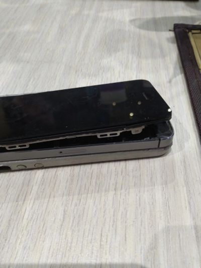 Лот: 15431984. Фото: 1. iPhone 5s без батареи с рассыпавшимся... Смартфоны