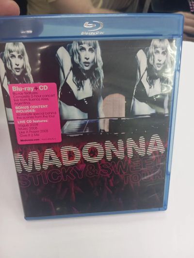 Лот: 25384264. Фото: 1. Blue-ray концерт Madonna + cd... Видеозаписи, фильмы