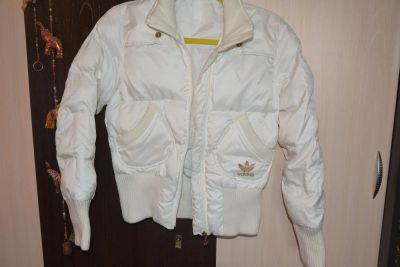 Лот: 5088057. Фото: 1. курточка белая adidas, дутая 42-44... Верхняя одежда