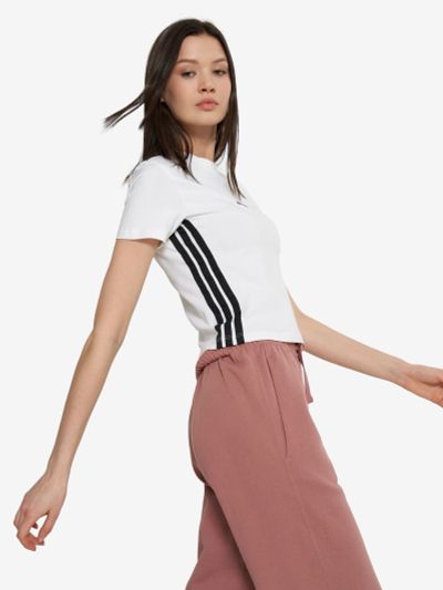 Лот: 25200717. Фото: 1. Футболка женская adidas, Белый. Другое (спортивная одежда)