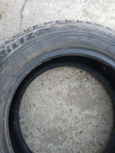 Лот: 12021060. Фото: 1. 4 шины зимние Bridgestone шины... Шины