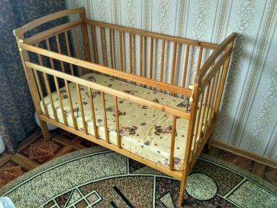 Лот: 9581370. Фото: 1. Детская кровать с матрасом + маятник. Детские кровати и кроватки
