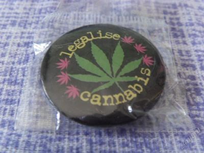 Лот: 1834515. Фото: 1. значок "cannabis legalise". Сувенирные мелочи