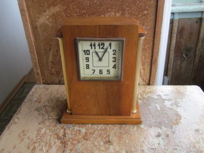 Лот: 15395030. Фото: 1. Часы настольные с боем 50-е годы... Часы настенные, настольные