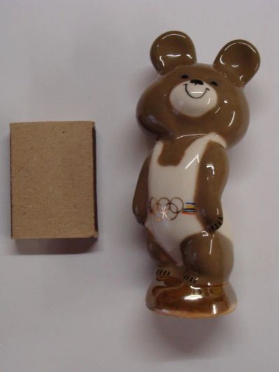 Лот: 7176804. Фото: 1. фарфоровая статуэтка Мишка Олимпийский... Фарфор, керамика