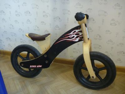 Лот: 6866142. Фото: 1. Беговел деревянный Rebel Kidz. Самокаты