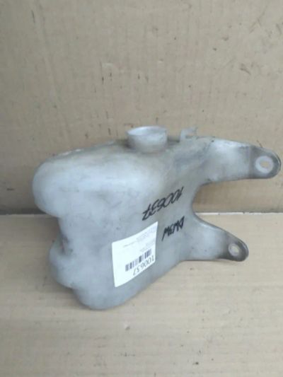 Лот: 21396336. Фото: 1. бачок омывателя Mazda Demio DW3W. Двигатель и элементы двигателя