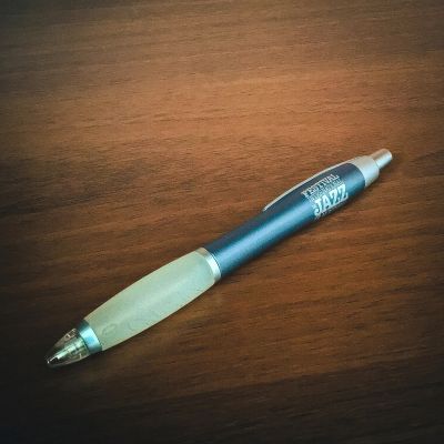 Лот: 14369705. Фото: 1. Ручка-фонарик из Канады. Ручки шариковые, перьевые