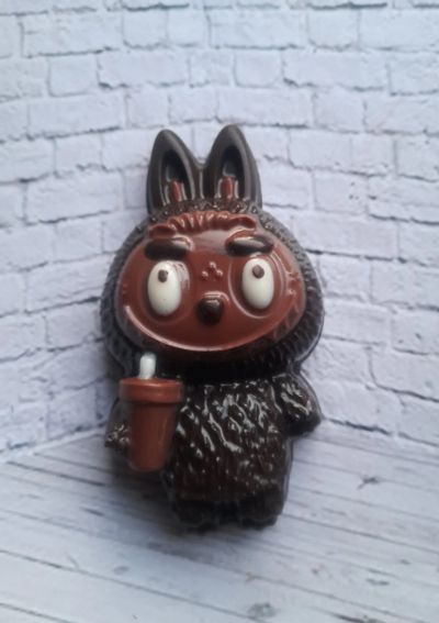 Лот: 25756155. Фото: 1. Лабубу шоколадная фигурка, сладкий... Шоколад, конфеты