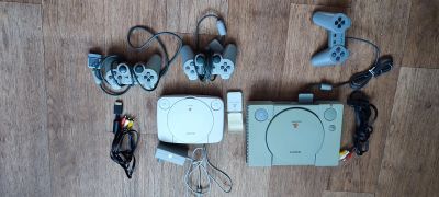 Лот: 21558367. Фото: 1. Sony PlayStation 1 2шт. Игровые приставки, консоли