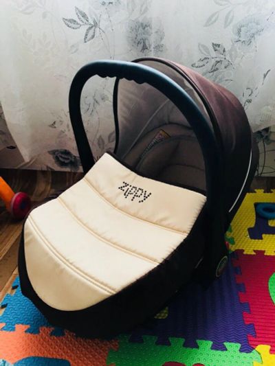 Лот: 11259302. Фото: 1. Автолюлька Zippy. Детские автокресла