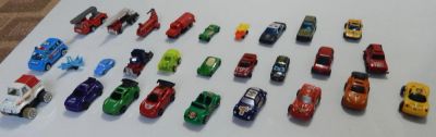 Лот: 10434124. Фото: 1. Машинки маленькие 28шт + автовоз... Машины и техника