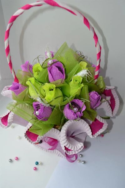 Лот: 3921452. Фото: 1. Корзинка с розами из конфет!. Букеты из конфет, игрушек