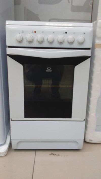 Лот: 8871528. Фото: 1. Эл. Плита Indesit K 3C11 стеклокерамика. Плиты, духовые шкафы, варочные поверхности