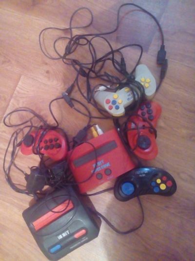 Лот: 12635792. Фото: 1. SEGA две игровые приставки, картриджи... Игровые приставки, консоли