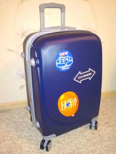Лот: 12681433. Фото: 1. Новый пластиковый чемодан объемом... Чемоданы и сумки дорожные