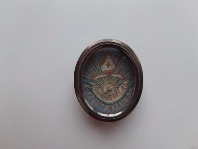 Лот: 15684931. Фото: 1. старинный мощевик ( с мощами... Иконы
