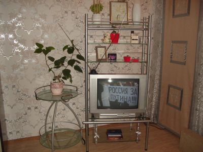 Лот: 5180144. Фото: 1. Стойка под ТВ и столик стеклянные. Другое (мебель)