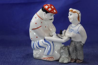 Лот: 23563425. Фото: 1. Статуэтка фарфоровая Шах и мат... Фарфор, керамика