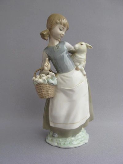 Лот: 11890336. Фото: 1. Девочка с овечкой фарфор Lladro... Фарфор, керамика
