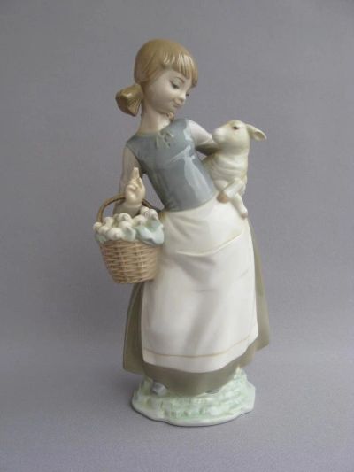Лот: 6165356. Фото: 1. Девочка с овечкой Lladro большая... Фарфор, керамика