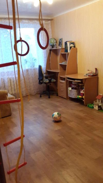 Лот: 7851191. Фото: 1. продам школьный стол 1500руб. Компьютерные и письменные столы
