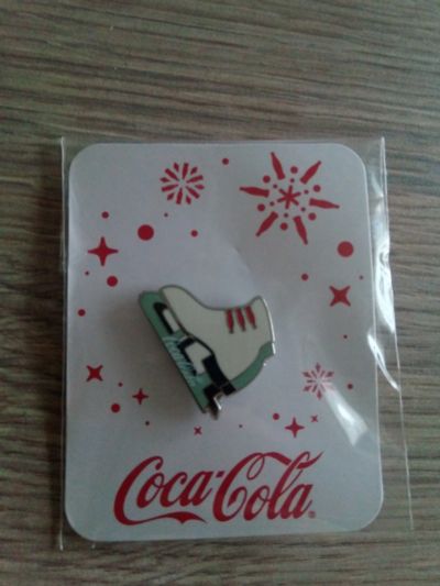 Лот: 11624266. Фото: 1. Значок coca-cola коньки. Сувенирные