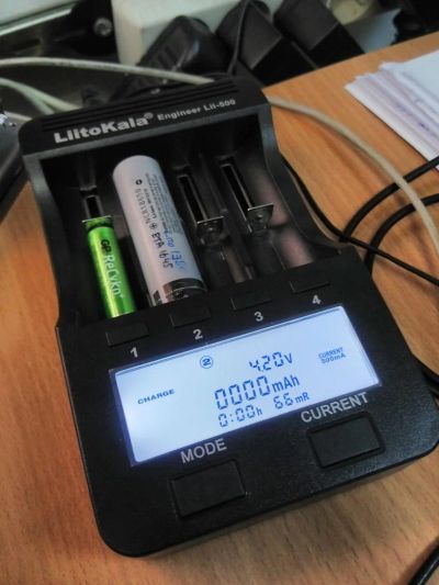 Лот: 8807089. Фото: 1. Зарядное LiitoKala Engineer Lii-500... Зарядные устройства, блоки питания для бытовой техники