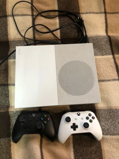 Лот: 19262676. Фото: 1. Игровая консоль Xbox One S. Игры для консолей