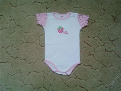 Лот: 2086001. Фото: 1. Боди белое (клубничка) Индия новое. Ползунки, распашонки, слипы