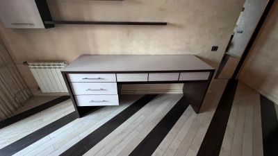 Лот: 23692496. Фото: 1. Стол письменный. Компьютерные и письменные столы
