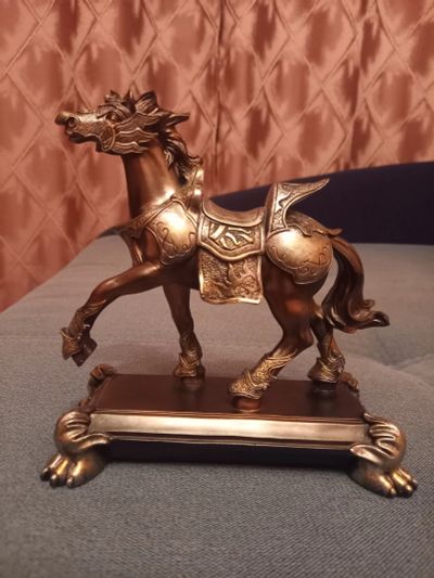 Лот: 18376130. Фото: 1. Статуэтка "Конь в доспехах". Фигурки, статуэтки