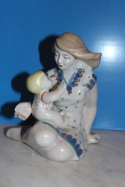 Лот: 8870746. Фото: 1. Фарфоровая статуэтка "Материнство... Фарфор, керамика