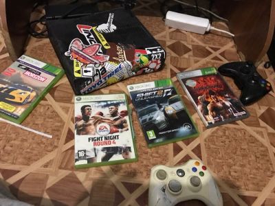 Лот: 8783563. Фото: 1. XBOX 360 2 джойстика 4 игры. Игровые приставки, консоли